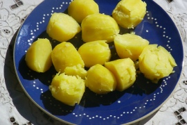 gekochte Kartoffeln auf Teller