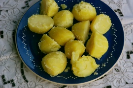 gekochte Kartoffeln auf Teller